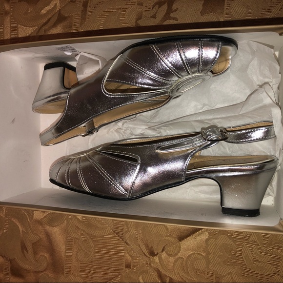 Silver leather sandals. - Picture 1 of 16